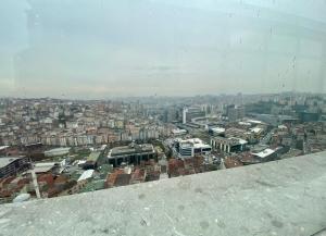 een uitzicht op de stad vanaf de top van een gebouw bij Kagıthane Gulmahal Residance 1+1 in Istanbul