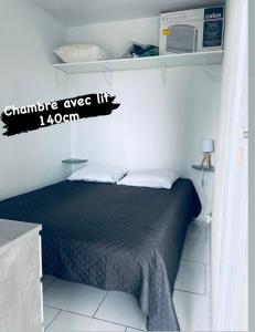 Кровать или кровати в номере Superbe appartement 6 personnes avec piscine secteur Richelieu, à 400m de la plage et à 650m du centre port