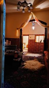 Grandma's house في وادي موسى: غرفة معيشة مع سرير وسقف
