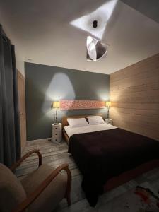 - une chambre avec un grand lit et un canapé dans l'établissement Nice house with garden near the sea, à Brem-sur-Mer