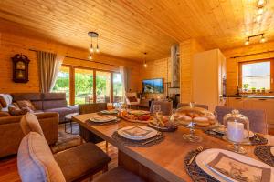 uma sala de estar com uma mesa com comida em Vila Lipa 