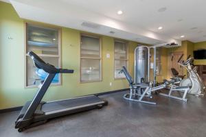 un gimnasio con cintas de correr y equipos de ejercicio en una habitación en Best Western Plus Moose Jaw, en Moose Jaw