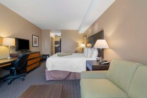 Postel nebo postele na pokoji v ubytování Best Western Plus Moose Jaw