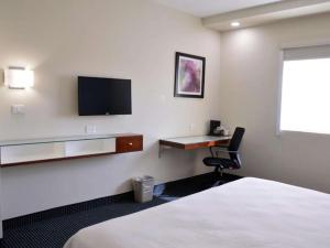 TV a/nebo společenská místnost v ubytování Best Western Santorin