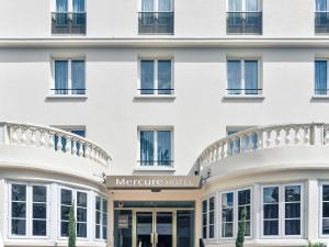 - une vue sur l'hôtel meyer de Londres dans l'établissement Mercure Paris Saint Cloud Hippodrome, à Saint-Cloud