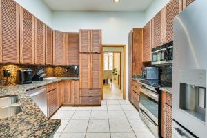 una cocina con armarios de madera y encimeras de mármol en Gorgeous Tampa Home Lanai and Private Pool!, en Tampa
