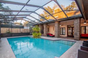 una piscina cubierta con techo retráctil en Gorgeous Tampa Home Lanai and Private Pool!, en Tampa