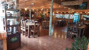 - un restaurant avec des tables et des chaises en bois dans une chambre dans l'établissement El Descanso Restaurante y Hotel, à Fraijanes