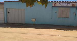 ペトロリーナにあるKitnet Vila Marcelaの青い建物