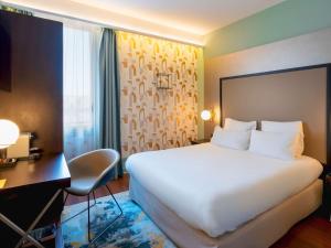 En eller flere senge i et værelse på Le Splendid Hotel Lac D'Annecy - Handwritten Collection