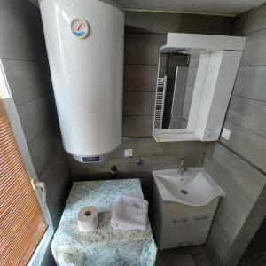 mała łazienka z umywalką i toaletą w obiekcie Apartments Lakeside City Center w Ochrydzie