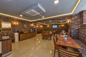 A kitchen or kitchenette at Aprilis Gold Hotel - Special Category