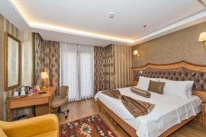 A bed or beds in a room at Aprilis Gold Hotel - Special Category