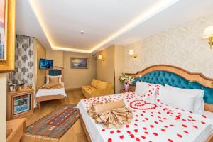 A bed or beds in a room at Aprilis Gold Hotel - Special Category