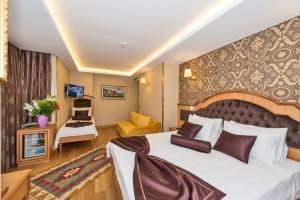 A bed or beds in a room at Aprilis Gold Hotel - Special Category