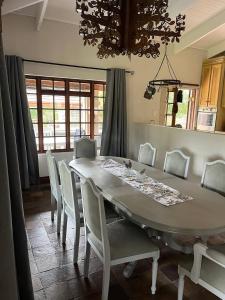 a dining room with a table and chairs at Mi Casita in Graskop