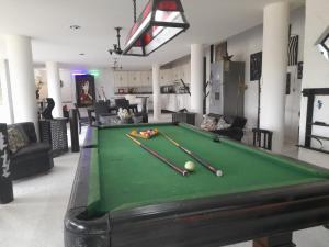 a pool table with cuesticks on top of it at Genial departamento boutique in Tehuacán