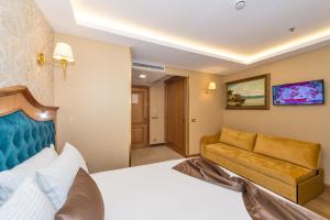 A bed or beds in a room at Aprilis Gold Hotel - Special Category
