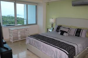 Krevet ili kreveti u jedinici u okviru objekta 17J Beautiful Jungle Views in Beachfront Resort
