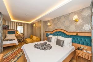A bed or beds in a room at Aprilis Gold Hotel - Special Category