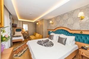 A bed or beds in a room at Aprilis Gold Hotel - Special Category
