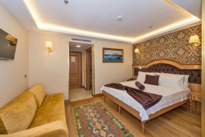 A bed or beds in a room at Aprilis Gold Hotel - Special Category