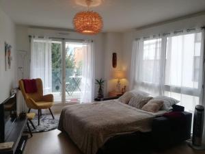 Ένα ή περισσότερα κρεβάτια σε δωμάτιο στο Spacieux, lumineux, équipé - balcon & parking