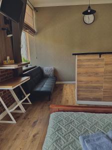 ein Wohnzimmer mit einem Sofa und einem Tisch in der Unterkunft Apart18 in Lwiw