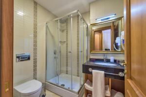 A bathroom at Aprilis Gold Hotel - Special Category