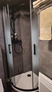 uma cabina de duche na casa de banho com WC em Paris Maubert Mutualité em Paris