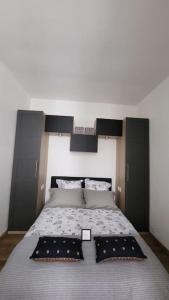 1 dormitorio con 1 cama grande y armarios negros en Paris Maubert Mutualité en París
