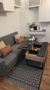 un soggiorno con divano e tavolino da caffè di Paris Maubert Mutualité a Parigi