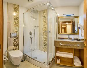 A bathroom at Aprilis Gold Hotel - Special Category