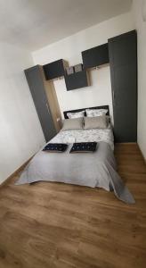 - une chambre avec un grand lit et du parquet dans l'établissement Paris Maubert Mutualité, à Paris