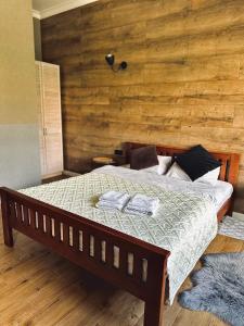 ein Schlafzimmer mit einem Bett mit zwei Handtüchern darauf in der Unterkunft Apart18 in Lwiw