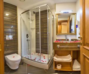 A bathroom at Aprilis Gold Hotel - Special Category