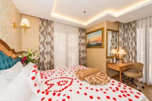 A bed or beds in a room at Aprilis Gold Hotel - Special Category