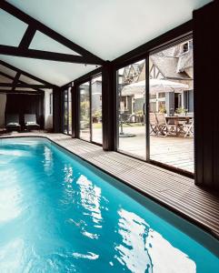 濱海克里耶勒的住宿－Appartement Bel Air - Piscine - jacuzzi，享有房屋景致的游泳池