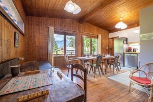 une salle à manger avec des murs en bois, des tables et des chaises dans l'établissement Rustic chalet with garden in Chamonix, à Chamonix-Mont-Blanc