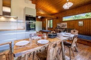 Il comprend une cuisine et une salle à manger avec une table et des chaises en bois. dans l'établissement Rustic chalet with garden in Chamonix, à Chamonix-Mont-Blanc