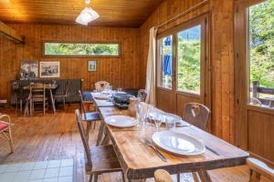una sala da pranzo in legno con un lungo tavolo e sedie di Rustic chalet with garden in Chamonix a Chamonix-Mont-Blanc