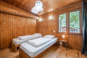 Postel nebo postele na pokoji v ubytování Rustic chalet with garden in Chamonix