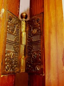 een oude houten deur met een metalen deurscharnier bij Cozy Victorian w/4-Car Garage! in Omaha