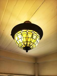 un lampadario giallo appeso a un soffitto in una stanza di Cozy Victorian w/4-Car Garage! a Omaha