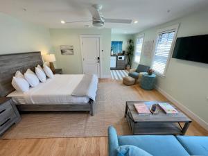 a bedroom with a bed and a living room at 10 Fair H in Newport