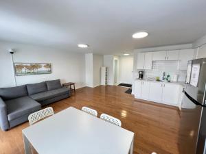 Η κουζίνα ή μικρή κουζίνα στο Letitia Heights !B Spacious and Quiet Private Bedroom with Shared Bathroom