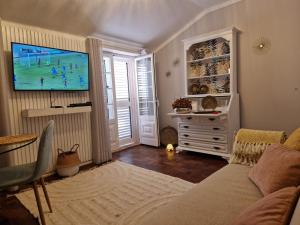un soggiorno con divano e TV a schermo piatto di Sun's House a Ericeira
