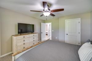 1 dormitorio con 1 cama y ventilador de techo en Serene Dry Ridge Vacation Rental with Nearby Fishing en Dry Ridge