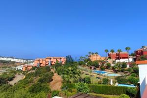 een luchtzicht op een resort met een zwembad bij Terraza con vistas en Alcaidesa in Alcaidesa