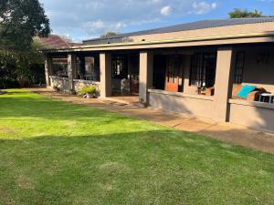 a house with a green lawn in front of it at Mi Casita in Graskop